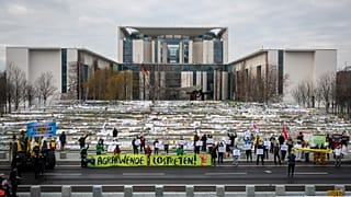 Blick aufs Kanzleramt mit Fußabdrücken und Wäscheleinen 