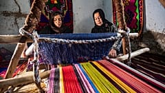 Qumri Youssef webt Teppiche mit ihrer Schwester Siti