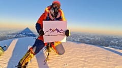 Sona Sherpa posa para a primeira foto do topo de K2 em pleno inverno