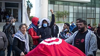 Cada 14 de enero los tunecinos celebran la caída del dictador Ben Ali en las calles, en esta ocasión el hartazgo contra el Gobierno propiciaron violentas protestas el sábado. 