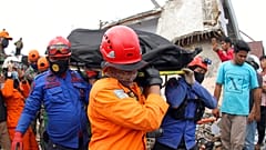 Endonezya'da yaşanan 6.2 büyüklüğündeki depremde can kaybı 77'ye yükseldi.