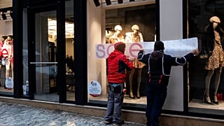 Ετοιμασίες σε κατάστημα της Αθήνας