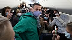 Nawalny im Flieger - mit viel Presse