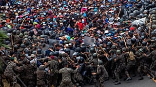ABD'ye gitmeye çalışan Honduraslı göçmenlere Guatemala ordusu müdahale etti