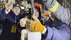 Momento en el que los equipos de rescate recuperan el mensaje manuscrito de los mineros