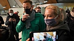 Alexeï Navalny et son épouse Ioulia à l'aéroport Cheremetievo de Moscou, 17 janvier 2021