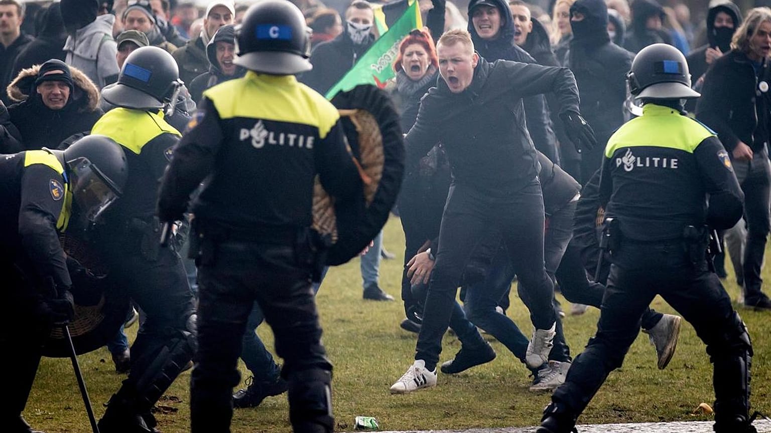 Hollanda'da Covid-19 önlemlerine karşı çıkanlar polisle çatıştı