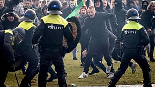 Hollanda'da Covid-19 önlemlerine karşı çıkanlar polisle çatıştı