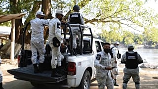 Miembros de la Guardia Nacional mexicana vigilan la frontera a orillas del río Suchiate