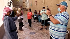 سواح في زيارة إلى منطقة الفهيدي التاريخية في دبي.