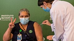 Uma profissional é vacina em São Paulo, Brasil