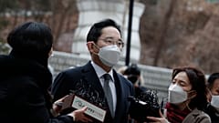 Samsung Electronics Vice Chairman Lee Jae-yong is questioned by reporters upon his arrival at the Seoul High Court in Seoul, South Korea, Monday, Jan. 18, 2021.