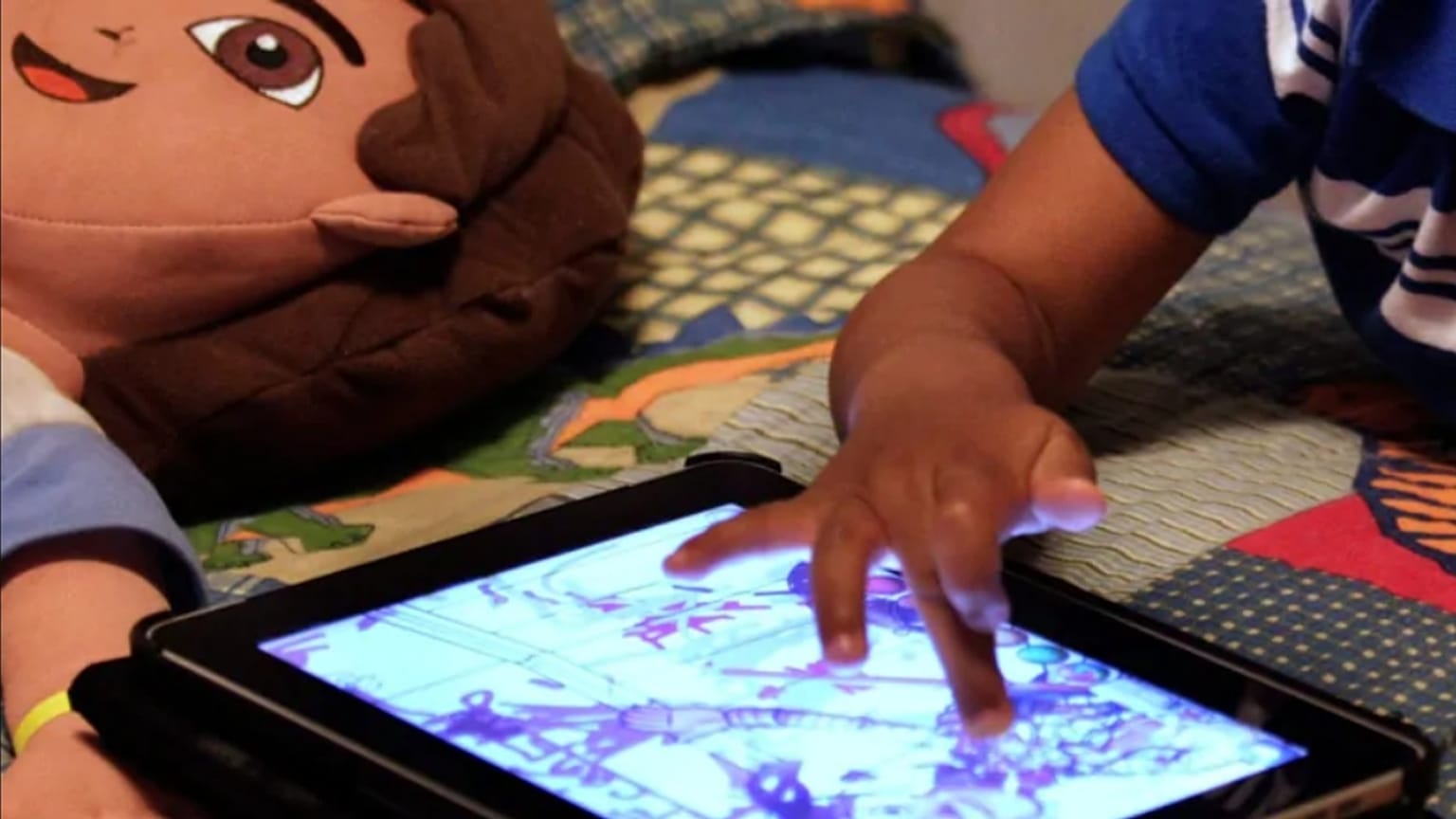 Tablet ile oynayan çocuk