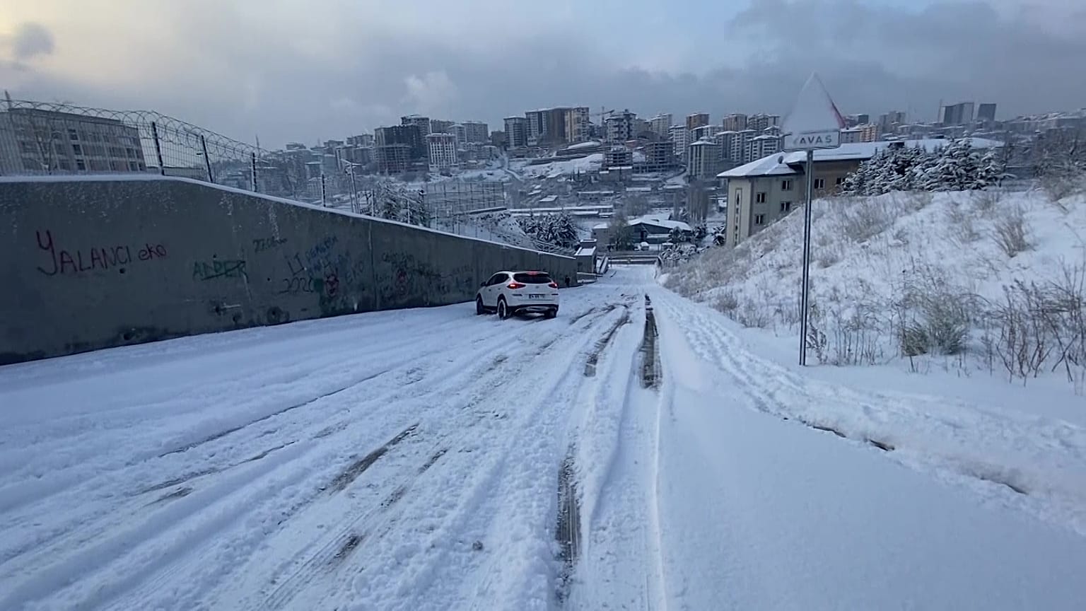 ثلوج كثيفة تغطي اسطنبول تعيق حركة المرور وتتسبب بانزلاق السيارات