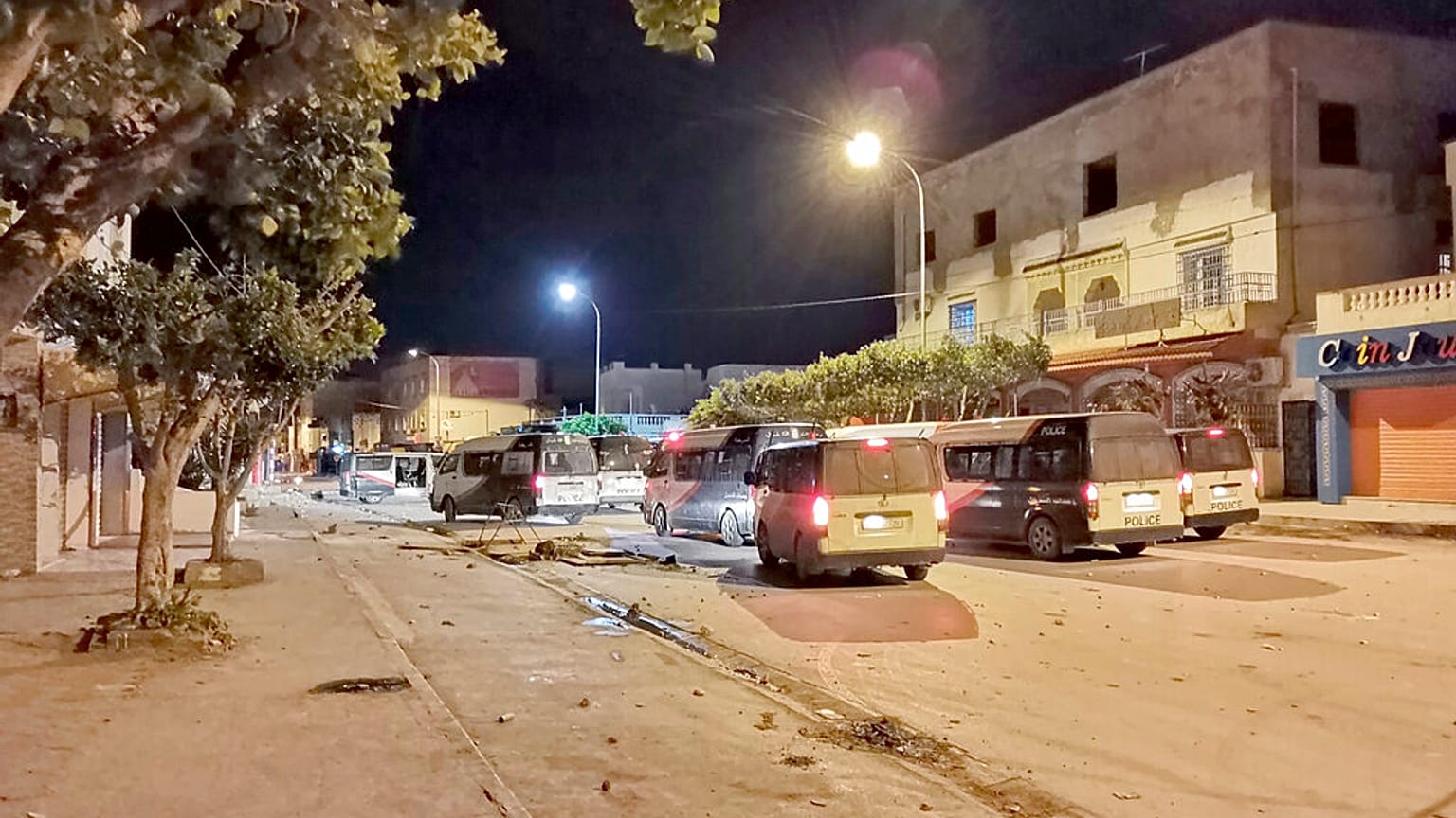 La scena dopo la notte di scontri a Ben Arous, Tunisia, domenica 17 gennaio 2021