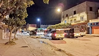 La scena dopo la notte di scontri a Ben Arous, Tunisia, domenica 17 gennaio 2021