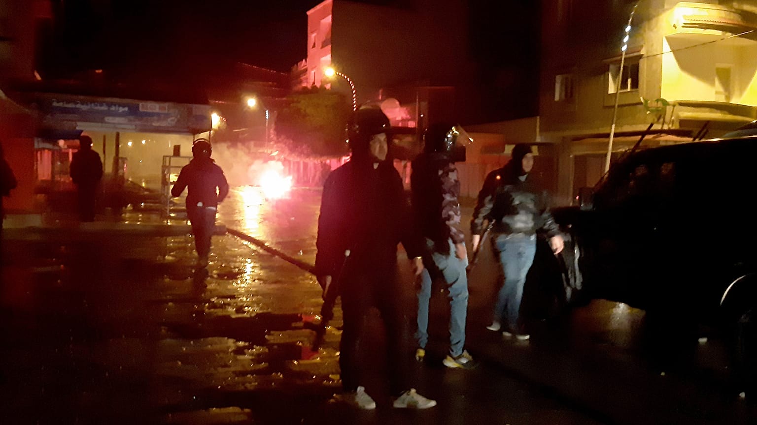 Frustración y violencia en Túnez que encadena noches de protestas juveniles