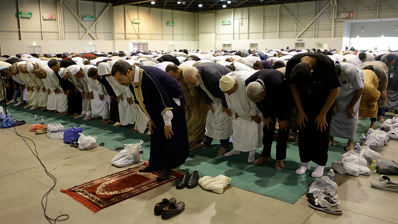 نماز جماعت در روز عید فطر در پاریس