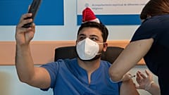 El médico German Osorio es vacunado contra el virus en el Hospital Central de Posta en Santiago, Chile, el 24 de diciembre de 2020. Fecha de inicio de la campaña en el país.