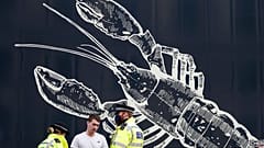 Polizei überprüft protestierenden Fischer in London. 
