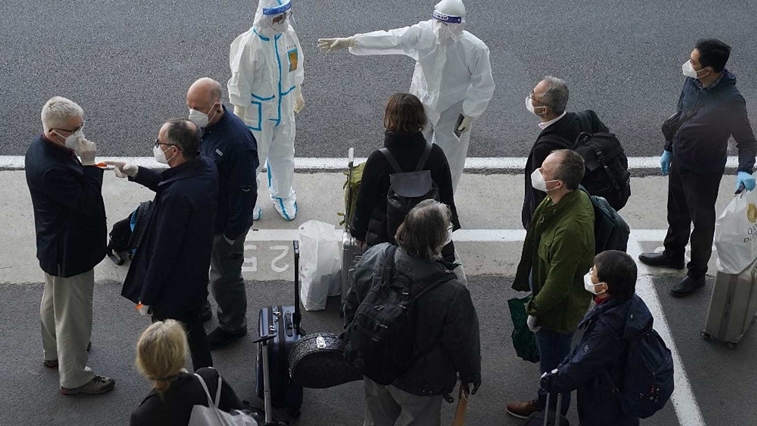 Gli esperti dell'OMS al loro arrivo all'aeroporto di Wuhan, Cina centrale, il 14 gennaio 2021