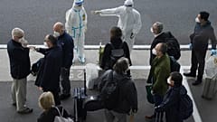 Gli esperti dell'OMS al loro arrivo all'aeroporto di Wuhan, Cina centrale, il 14 gennaio 2021