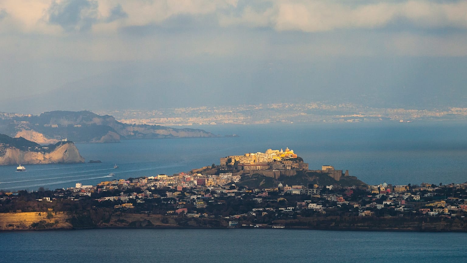 L'isola di Procida e Napoli sullo sfondo