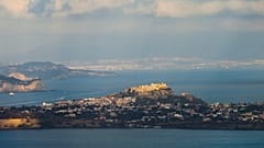 L'isola di Procida e Napoli sullo sfondo
