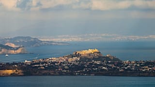 L'isola di Procida e Napoli sullo sfondo