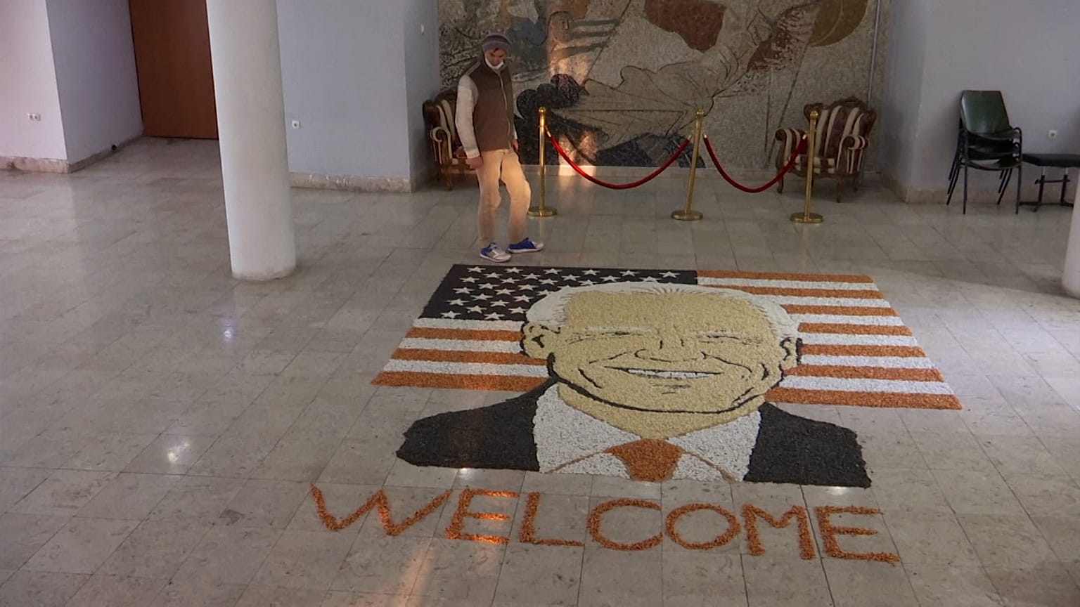 Un artista kosovar crea un Joe Biden gigante a base de cereales