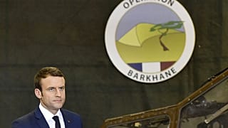 Le président français Emmanuel Macron en visite auprès des soldats français basés à Gao (nord du Mali), le 19/05/2017