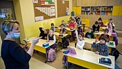 Nach Covid-Pause - endlich wieder die Schulbank drücken