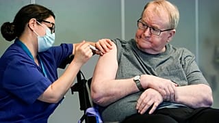 Maria Golding nővér beoltja Svein Andersent, az Ellingsrudhjemmet lakóját. Ő az első Norvégiában, akit beoltottak az új koronavírus ellen.