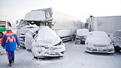 Összetört autók a baleset helyszínén