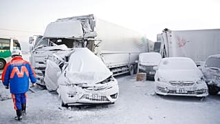 Összetört autók a baleset helyszínén