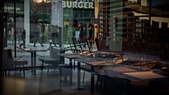 Un restaurante de comida rápida cerrado durante uno de los confinamientos en Cataluña