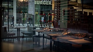 Un restaurante de comida rápida cerrado durante uno de los confinamientos en Cataluña