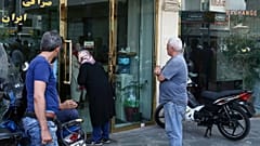 یک مغازه صرافی در تهران