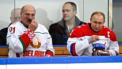 Alexander Lukaschenko und Wladimir Putin bei einem Eishockey-Spiel in Sotschi im Jahr 2020