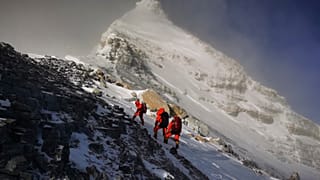 عکس تزئینی از ارتفاعات همیالیا در راه صعود به اورست 