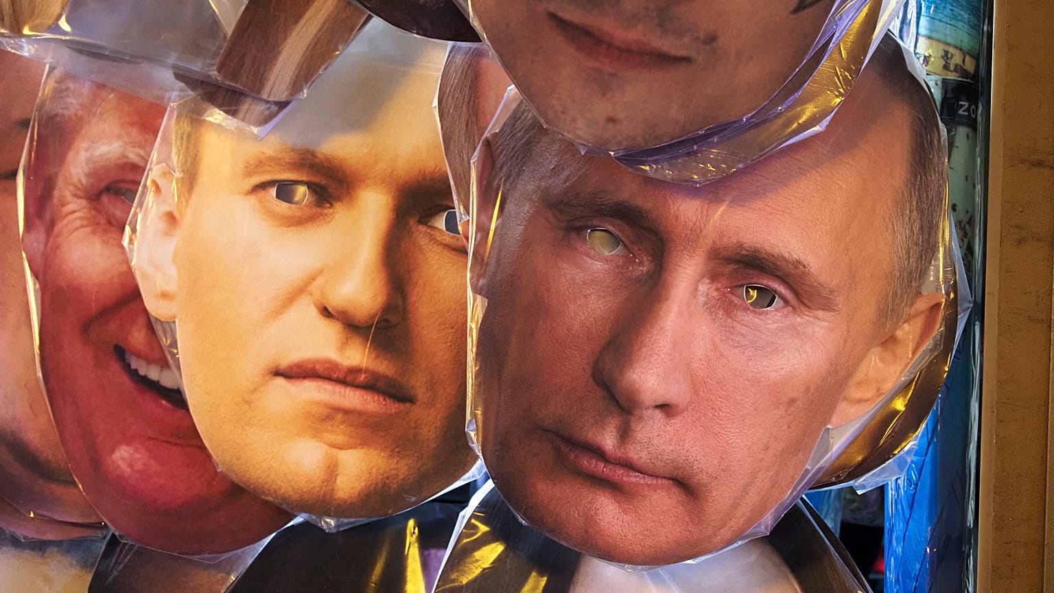 Masken von Nawalny und Putin in einem Geschäft in St. Petersburg.