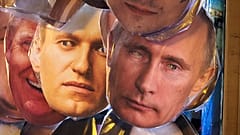 Masken von Nawalny und Putin in einem Geschäft in St. Petersburg.