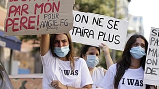 "Dai 6 ai 10 anni da parte di mio padre" e "Non staremo più zitte" si legge sui cartelli durante una manifestazione contro la violenza sessuale ad Ajaccio. 05/07/20