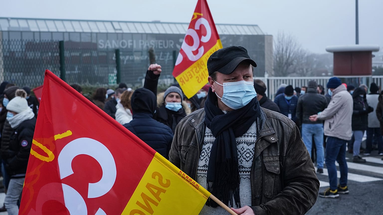 Sztrájkolók a Sanofi székháza előtt Marcy l'Etoile-ban