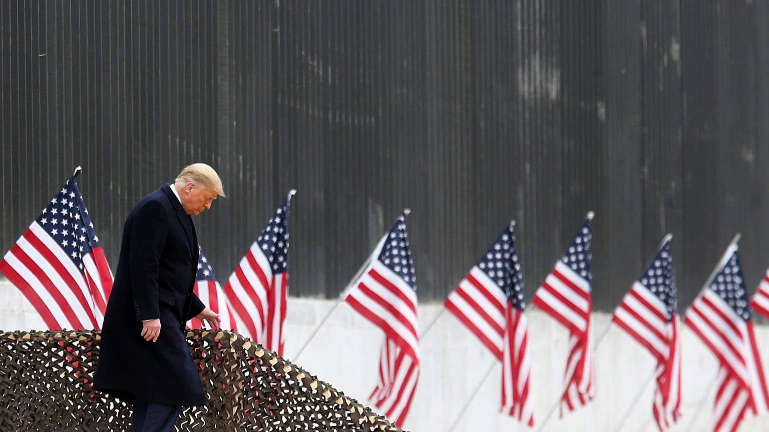 Donald Trump en train de descendre des escaliers, à Alamo, au Texas, le 12 janvier 2021