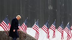 Donald Trump en train de descendre des escaliers, à Alamo, au Texas, le 12 janvier 2021