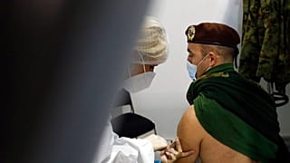 Szerb katonát oltanak be a Sinopharm vakcinájával Belgrádban, 2021. január 19-én