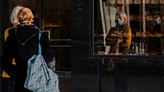 Vor einer Bäckerei in Antwerpen in Belgien