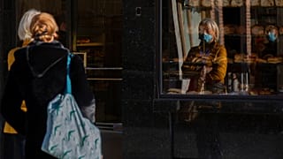 Vor einer Bäckerei in Antwerpen in Belgien