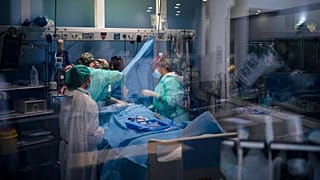 A barcelonai Hospital del Mar egyik műtőjében operálnak 2020. január 19-én